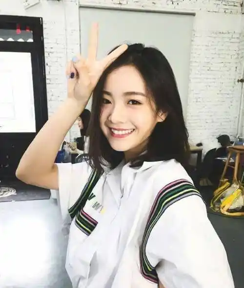 原创原创小欢喜的李庚希笑容真暖私下穿搭超元气吊带背心俏皮可爱