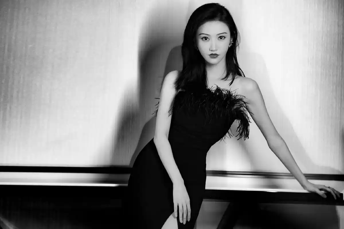 景甜一袭黑色开叉羽毛裙高贵优雅颜值身材真的绝御姐范好迷人