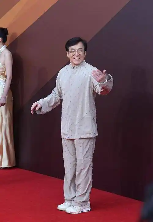 除了武打搞笑,还有温情,盘点成龙大哥两部经典好看的电影,不容错过