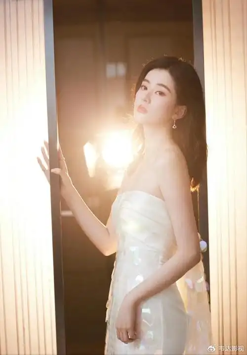 优雅气质,乔欣的一字肩纱裙魅力