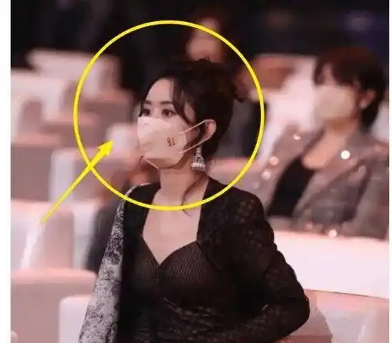 赵丽颖在台下被85花孤立,唯独一人过来问候,看清是谁后被圈粉了