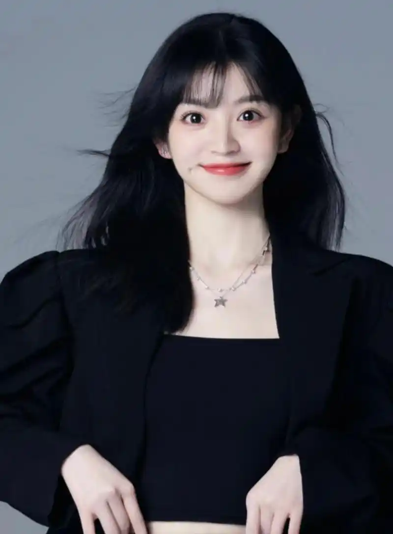 田曦薇这笑容足以融化冰霜,冲淡一切雾霾 #田曦薇治愈系笑容#  #秋日