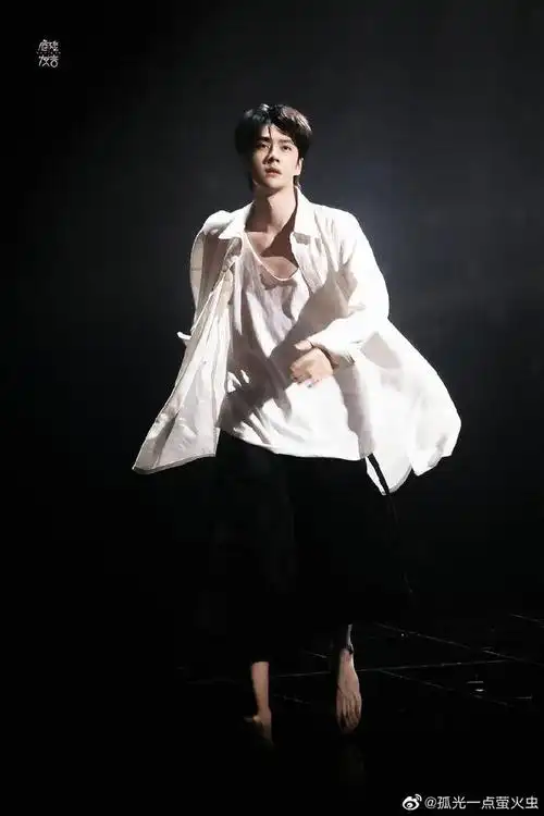 王一博东方卫视跨年赤脚跳舞