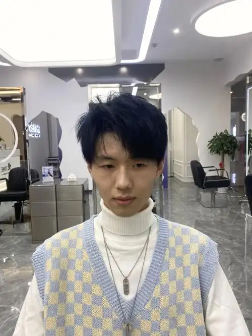 今日男生发色推荐,蓝黑色低调不张扬,显白,质感很ok原来的底色是昨晚