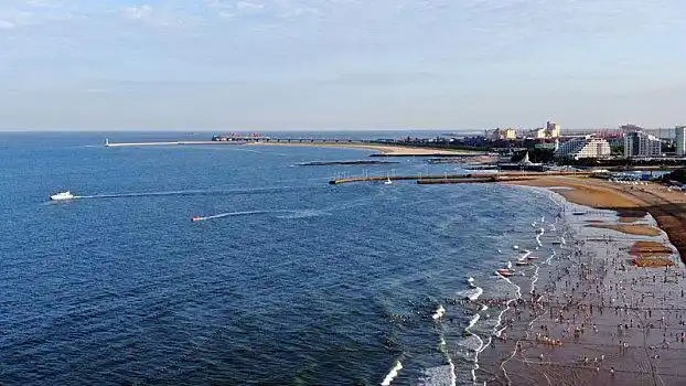 山东省日照市,夏日万平口成欢乐海洋,海水浴场人头攒动游客乐享周末