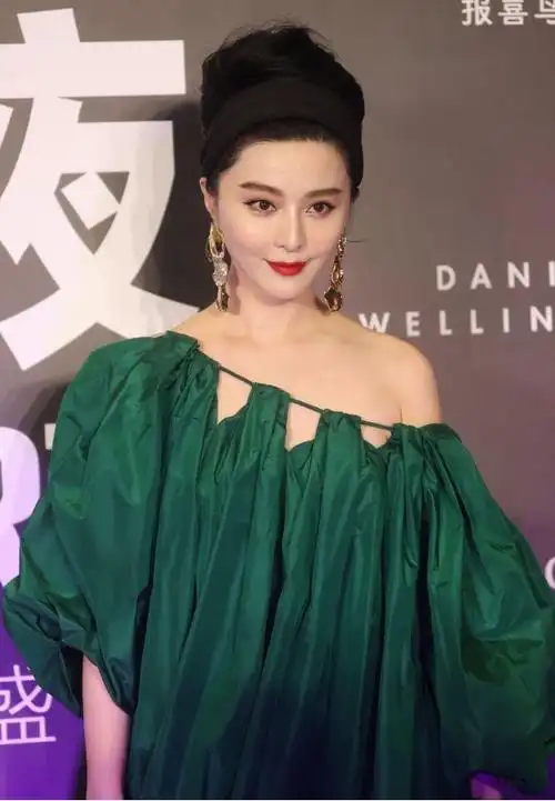 范冰冰为了复出也是拼了普通裙子硬是露肩穿大耳环最抢镜