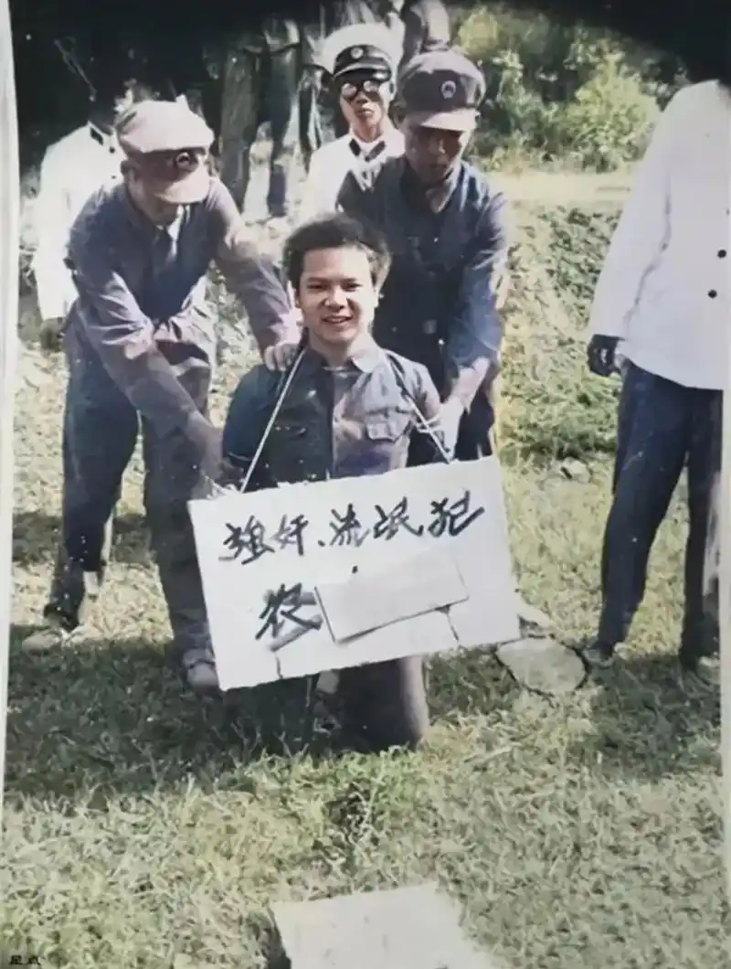 这是1983年,一名死刑犯的处决现场,照片中的他看起来年龄并不大,面对