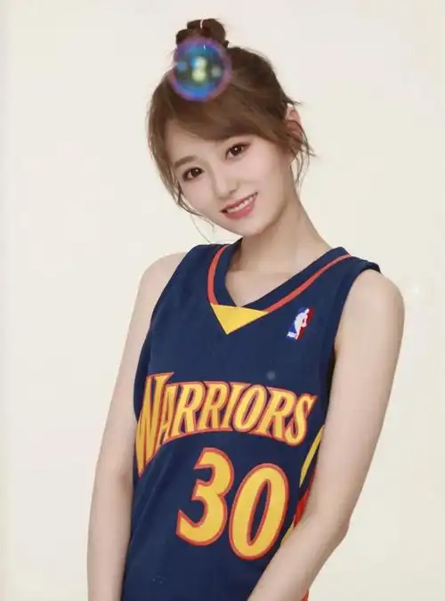 小七原名王舒菡,身高1米68,2014年成为nba女主播,也被一些球迷誉为"