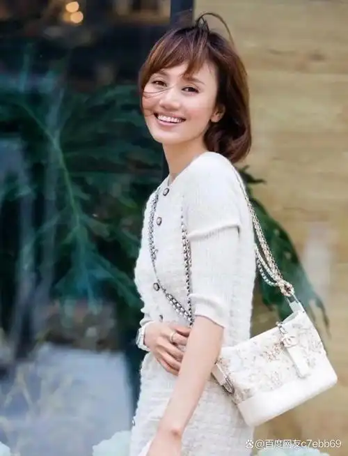 在电影《大上海》中,她与周润发合作,一个回眸便惊艳了所有观众,展现