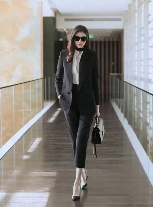 被何穗的腿惊艳到了,穿钻石西装配短裤走t台,大长腿白得发光_身材