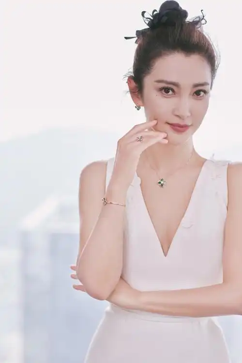 周大福青春88系列时光诗荟##李冰冰周大福珠宝集团代言人