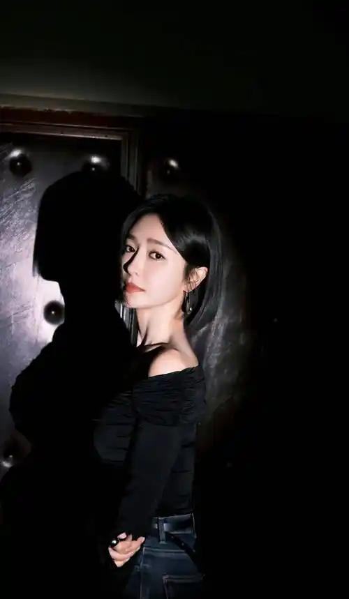 秦岚精美写真集高贵优雅_穿着_牛仔裤_上衣