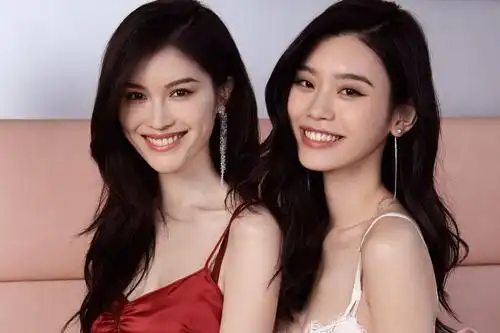 又是一年维密去年摔惨的奚梦瑶今年还走何穗面试白到发光