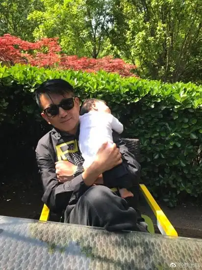 蔡远航怀抱小老虎