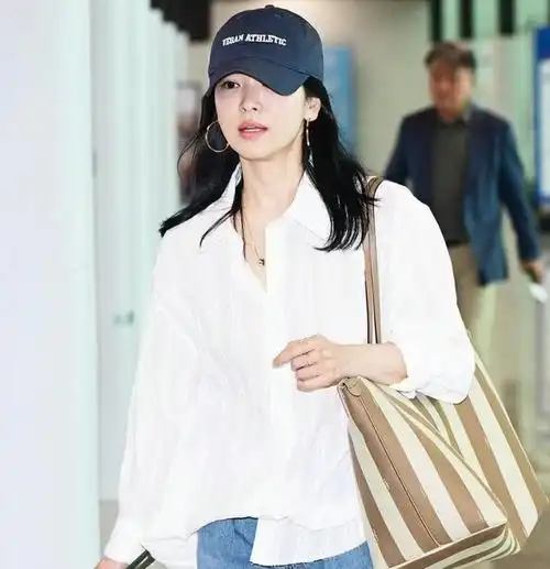 宋慧乔亮相机场,白衬衫牛仔裤显小清新风格,皮肤白皙笑容甜美|韩国
