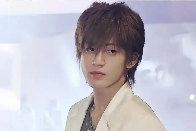 小栗旬裸照被曝,不穿衣服与俩女待房内,负了为他生娃退隐的妻子|演员