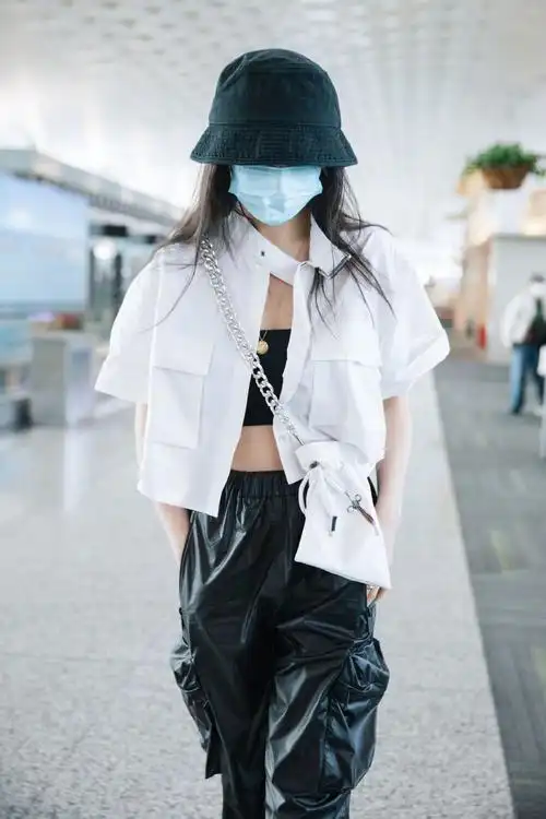 酷女孩郑爽穿白衬衫配黑皮裤又美又飒