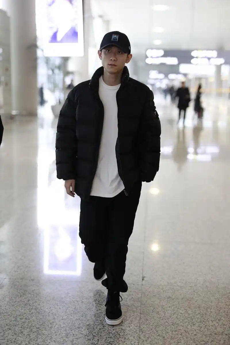 张一山街拍:prada黑色棉服内搭白t恤简约低调