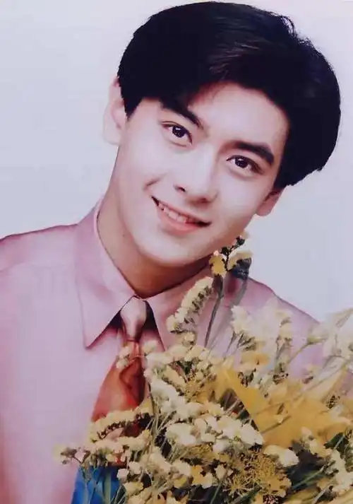 因为他的手臂很修长照片中,林志颖身穿灰色卫衣,简单清爽的发型,看