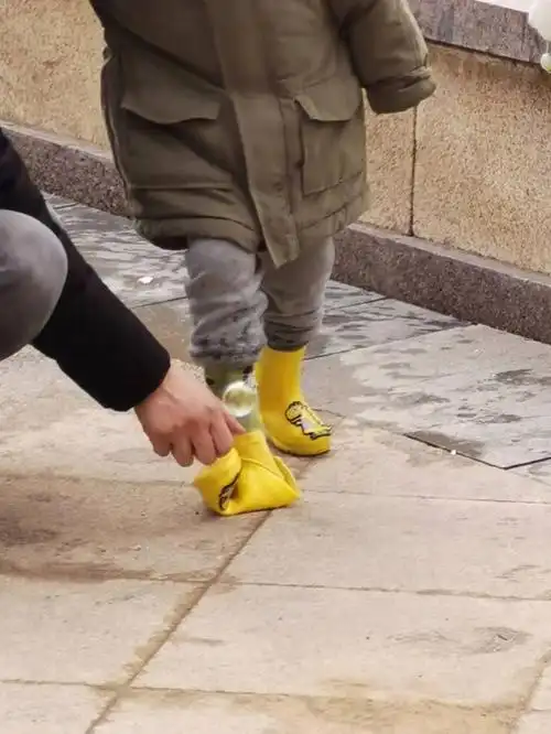 图一的小妹妹太可爱了,蹦蹦跳跳把自己的雨鞋蹦掉了图三的老爷爷一看