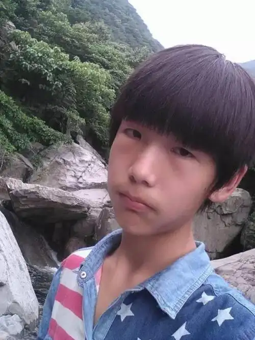 周围剃光 中间部分做短发设计的子弹头发型,喜欢烫可以烫一些纹理