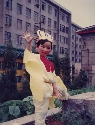 周笔畅穿裙子小辫 童年萌照网友呼"hold"不住