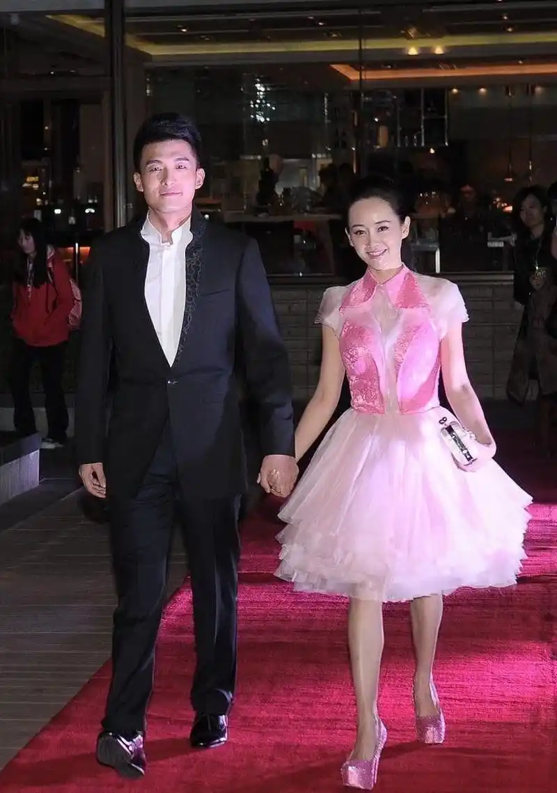 王志飞老婆挺会"扮嫩"的,穿粉色蓬蓬裙配芭比粉高跟走红毯,美成小公主