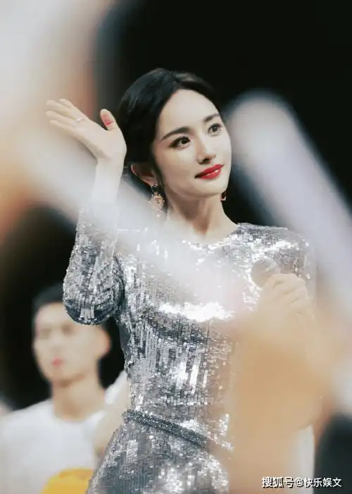 37岁杨幂现身英国伦敦机场!心情低落展现内心抗拒,引发粉丝担忧