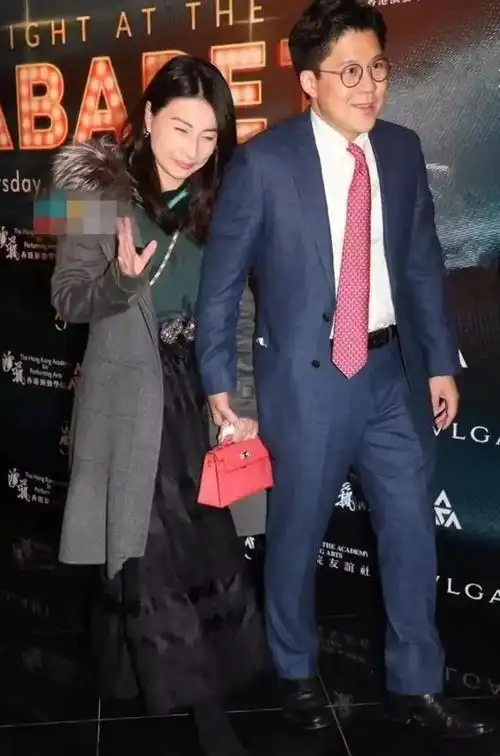 郭晶晶陪老公出席名流派对,手拿12万名牌包,豪门夫人气场十足|长裙