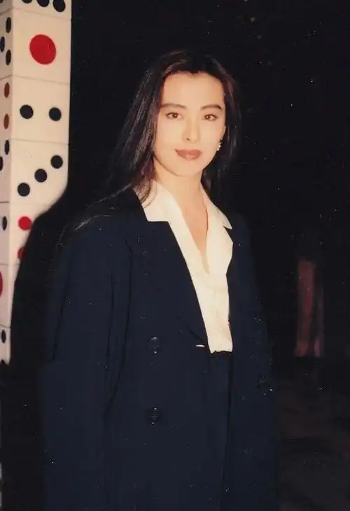 王祖贤穿衣镜头(时尚是个轮回90年代的港风穿搭可谓是风情万种) - 品