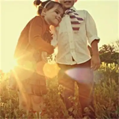 小孩子可爱情头一对两张 单纯天真两小无猜甜蜜大图_情侣头像_美头网