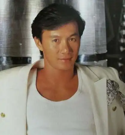 分水岭出现在上个世纪70年代,以莲花乐队主唱许冠杰为代表的香港歌手