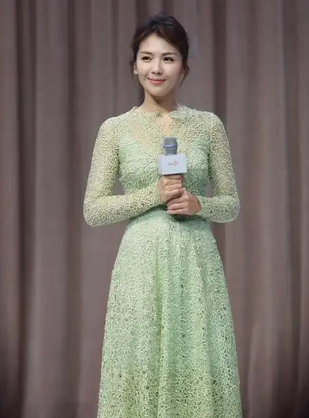 刘涛出席活动身穿嫩绿色镂空蕾丝裙十分亮眼