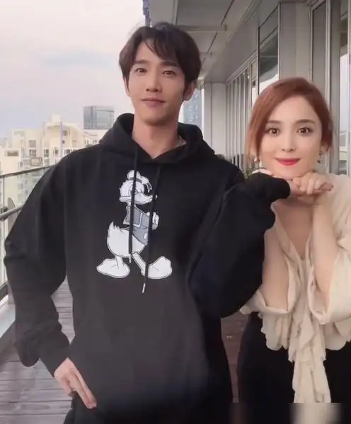 古力娜扎和刘以豪撒糖镜头前两人搂搂抱抱cp感快要溢出屏幕