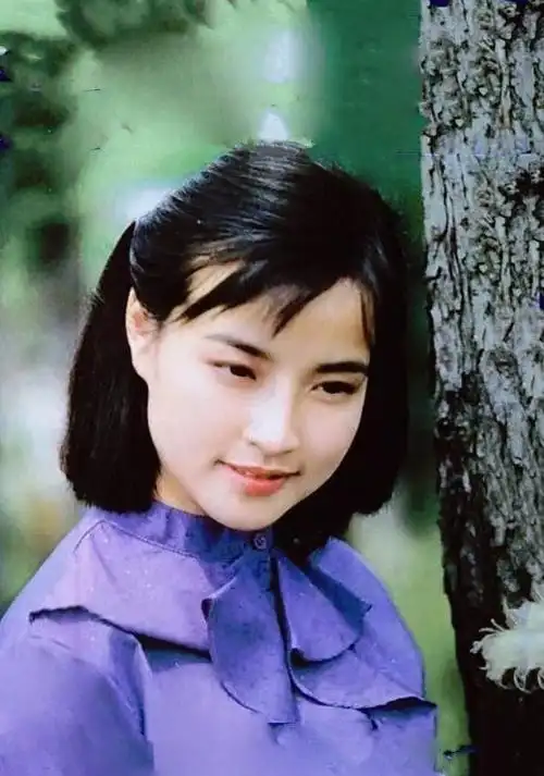 30多年前的刘晓庆把美留在挂历上原生肌肤太嫩了穿衣也高调