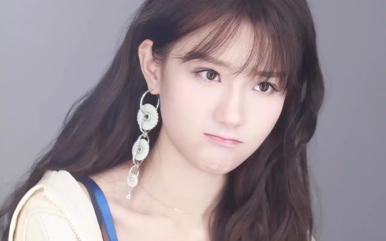 陈意涵清新甜美写真桌面壁纸