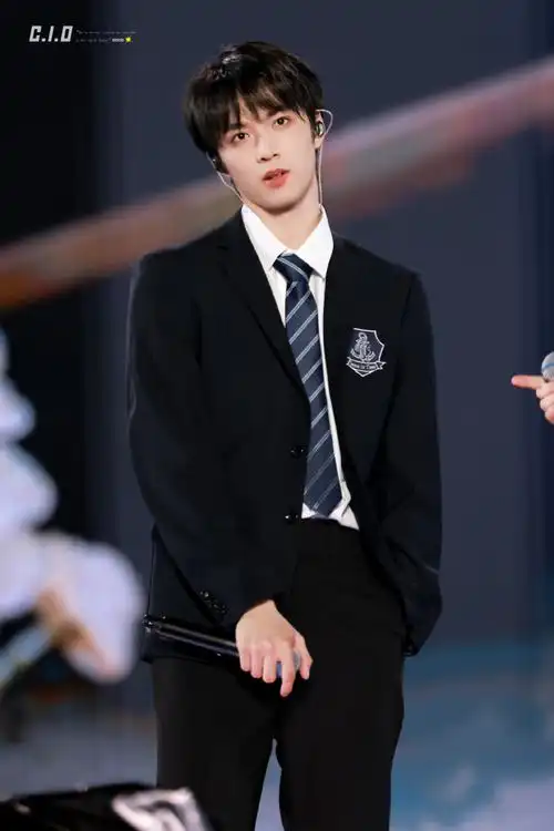 刘耀文唱情歌朝着满月的方向哭了##时代少年团-刘耀文last night