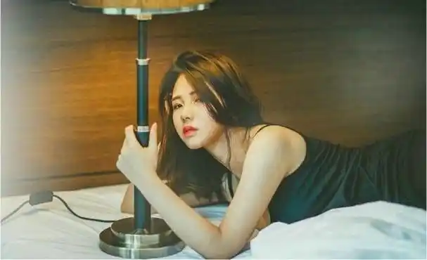 而对于男人来说,品位是一种气质,可以体现他们的修养和文化底蕴;对于