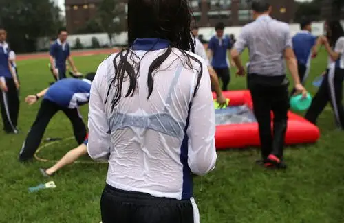 中学师生"湿身"告别高三生活