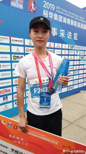 2019湖南衡阳国际马拉松鸣枪 殷晓雨1:15:09夺半程组女子冠军!