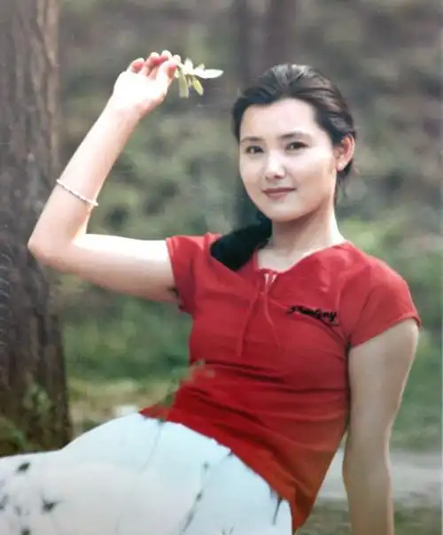 红牡丹姜黎黎,12张老照片,曾经的一代女星端庄秀丽青春可人