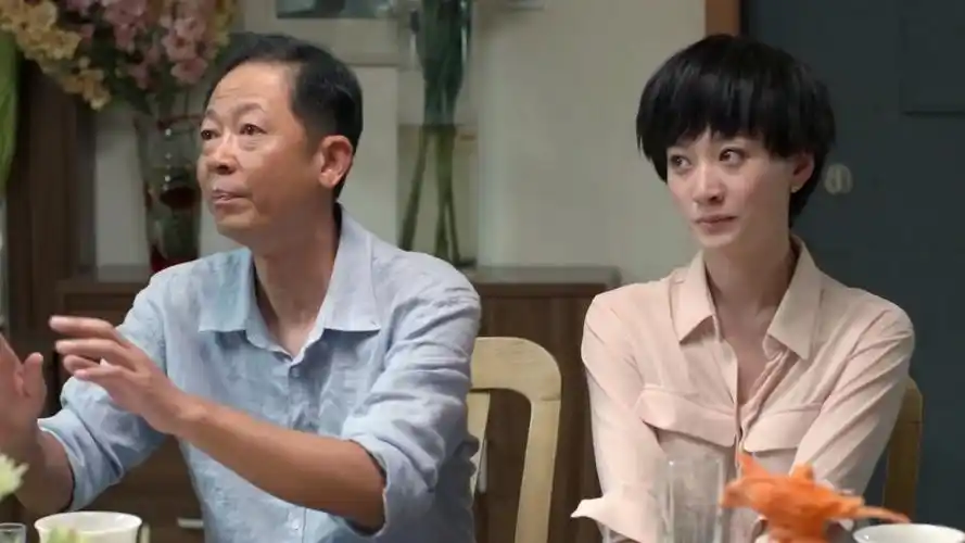 大丈夫外孙子要敬酒敬到小姨的时候全家人都安静了