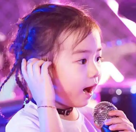 戚薇晒女儿近照,5岁lucky扎小辫子娇俏可爱,跟戚薇长得一模一样_化妆