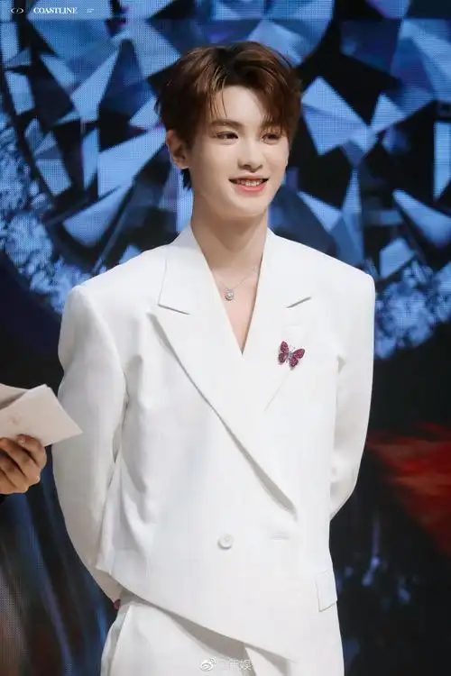 justin黄明昊0618上班图今天是奶乎乎的小白马王子