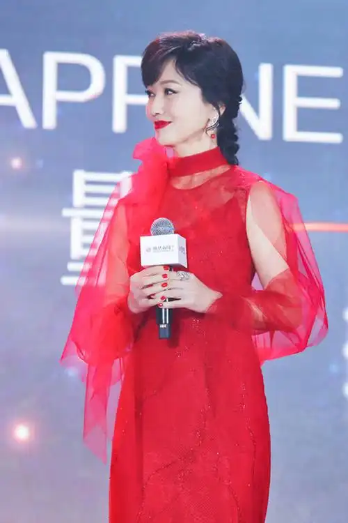 赵雅芝出席晚会,穿红色鱼尾裙搭红色薄纱,美得颇为出众!