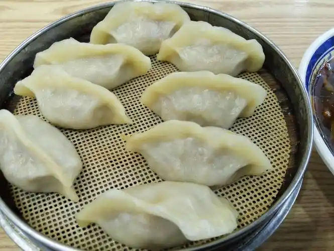 早餐,早上在小吃城来了一笼大肉蒸饺,冒着热汽,刚刚岀笼,味道又鲜又香