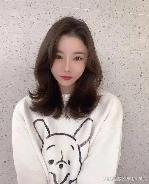 又甜又飒的锁骨发,到了春季不冷不热的季节最适合这种不长不短的发型