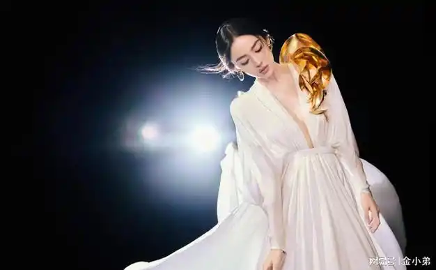 古力娜扎胆子太大了穿白纱透视裙领口开到腰间曲线隐现身材棒