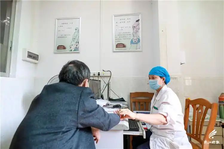 桂城医院门诊医生为患者看诊.