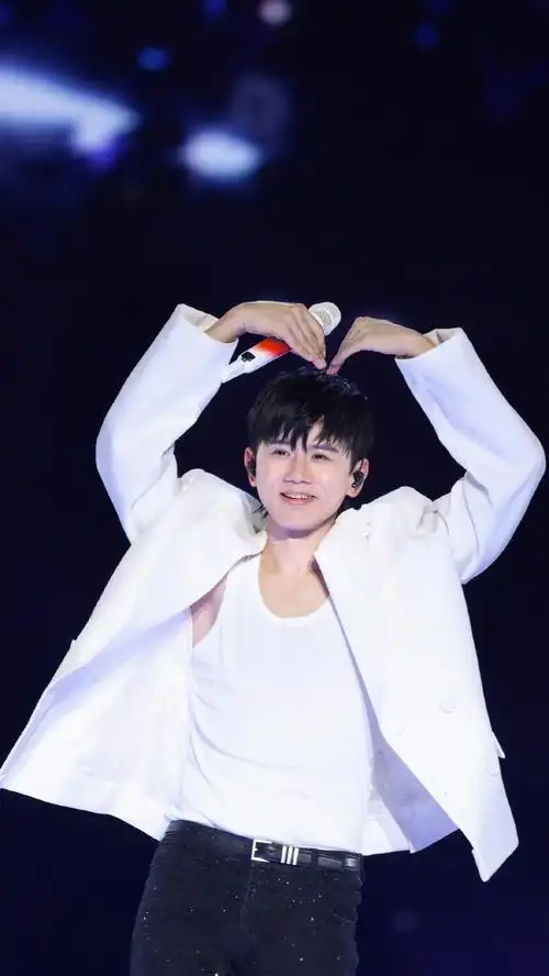 上海和南昌 / 未调色 仅为壁纸格式  #张杰未live开往1982巡回演郴後